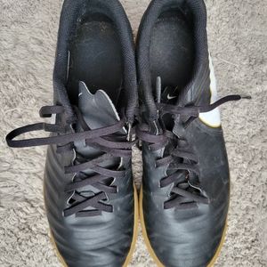 Indoor soccer shoes